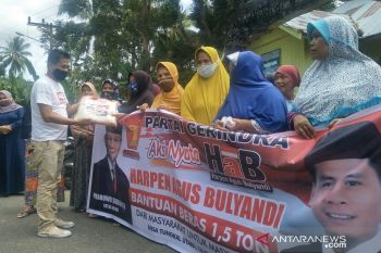 Seorang anggota DPRD Pariaman sumbangkan  hampir 100 persen gajinya kepada konstituen