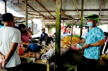 Bagikan masker, Bupati Lamandau ingatkan masyarakat pentingnya protokol kesehatan