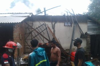 Tersambar petir, rumah di Desa Jelantik Lombok Tengah terbakar