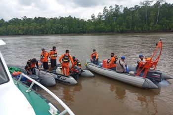 Satu penumpang perahu terbalik di perairan Mimika belum ditemukan