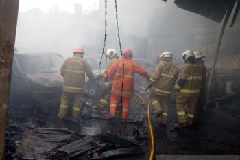 Belasan unit kendaraan berikut bangunan bengkel reparasi terbakar di Jakarta Timur