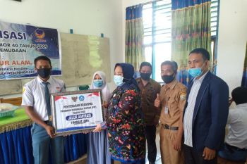 Legislator Tina Nur Alam serahkan beasiswa PIP di Konawe