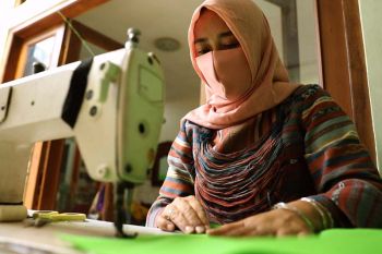 Binaan Pertamina Cilacap menjahit harapan di masa pandemi berkepanjangan