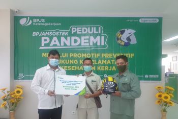 BPJAMSOSTEK Madiun bagikan APD helm untuk perusahaan peserta