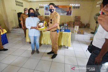 Plt Walikota Palu  serahkan bantuan usaha ditengah pandemi COVID-19