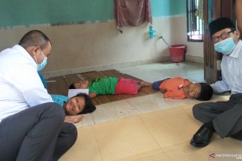 Tiga saudara alami rapuh tulang di Pariaman akan mendapat bantuan setiap bulan