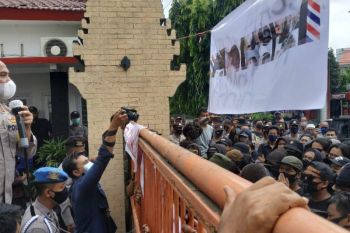 Belasan pelajar diamankan polisi saat hendak ikut demo UU Cipta Kerja di Kediri