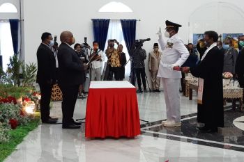 Wagub Papua kukuhkan Leonard J Sawerdani jadi Wakil Bupati Sarmi