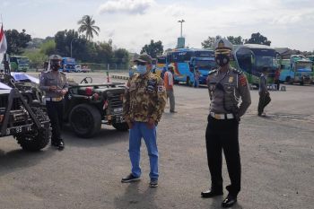 Ditlantlantas Polda Lampung dan komunitas Jeep Willis gelar bakti sosial
