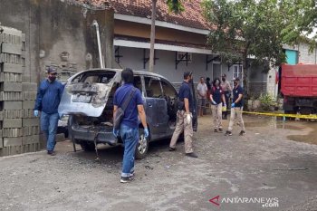 Geger! Penemuan jasad wanita di mobil terbakar