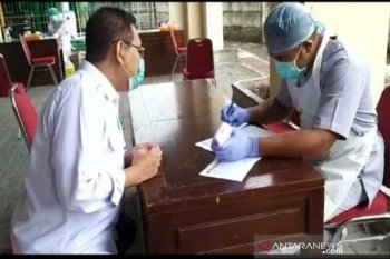 Seratusan anggota Bawaslu Surakarta tes cepat COVID-19