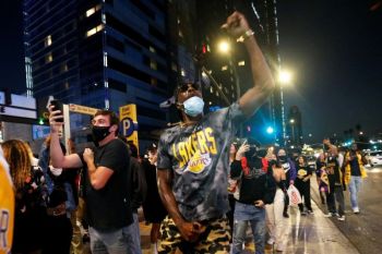 Hampir 300.000 orang meninggal akibat COVID-19 di Amerika Serikat