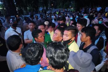 Demonstrasi tolak UU Cipta Kerja, mahasiswa Pasaman Barat bertahan hingga malam