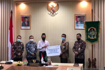 Yogyakarta menyalurkan beasiswa bagi 100 mahasiswa dari keluarga kurang mampu