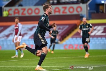 Penyerang Leeds Patrick Bamford sumringah cetak trigol serba pertama