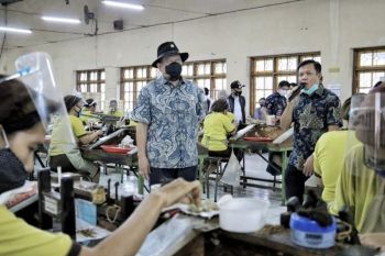 Ketua DPD pantau penerapan protokol kesehatan khususnya di sektor industri