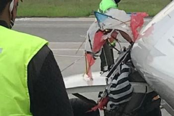 Roda pesawat  tersangkut  sebuah layangan saat mendarat di Bandara Adisutjipto