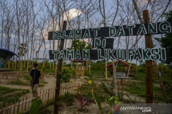 Pengunjung tengah menikmati suasana di  kawasan Geo Wisata Taman Likuefaksi Sigi