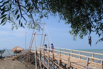 Wisata pantai jumiang ramai pengunjung