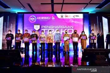 OJK Sulampua beri penghargaan TPKAD kepada tujuh daerah di Sulsel