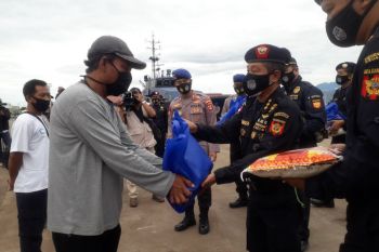 Bea dan Cukai-Polairud bagikan sembako buat nelayan Pelabuhan Panjang