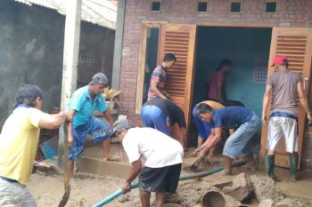 Tanggul di Kebumen jebol, sejumlah warga mengungsi