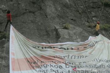 Tim ekspedisi bentangkan  ikrar sumpah pemuda di Bukit Serelo