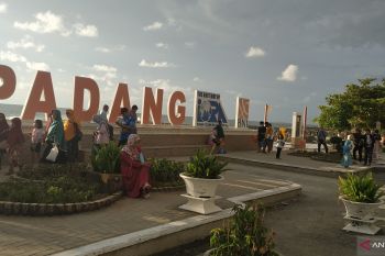 Kunjungan wisatawan di Pantai Padang meningkat saat libur