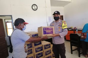 Bhabinkamtibmas Polsek Sarmi bantu salurkan bantuan sembako warga