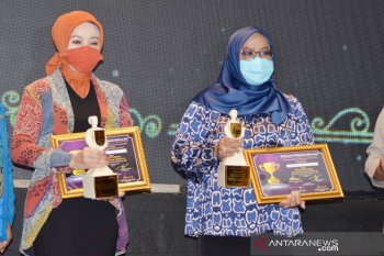 Bupati Bogor Ade Yasin terima penghargaan perempuan pejuang di tengah pandemi