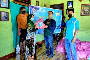 KNPI Kalteng bagikan sembako Kemensos RI kepada masyarakat