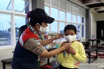 Pembagian masker buat pedagang oleh PT Hutama Karya
