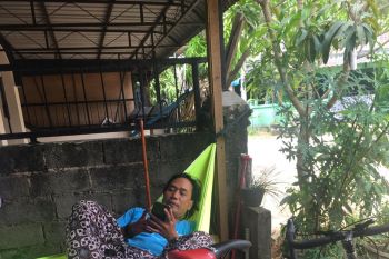 Cara warga Batam nikmati liburan, pasang hamok di rumah