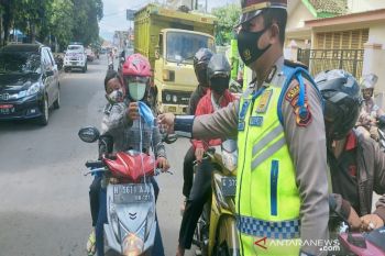 Polres Batang bagikan masker kepada pengendara