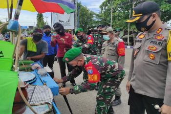 Dandim Muara Teweh dan Tim Disiplin COVID-19 bagikan masker