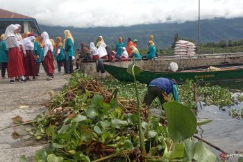 Warga Koto Malintang Agam bersihkan Danau Maninjau