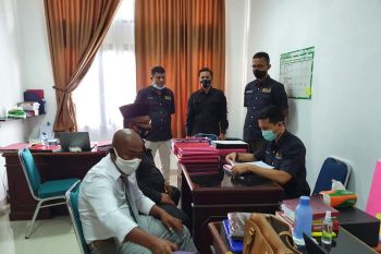 Sentra Gakkumdu serahkan tersangka pidana kampanye beserta barang bukti ke Kejaksaan Pasaman Barat