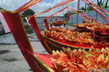 Ritual bakar kapal peringati Dewi Kwan Im