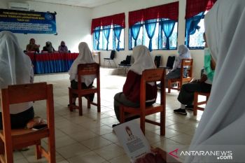 Poltekkes Kendari mengedukasi siswa SMA 1 Tirawuta bahaya krim bermerkuri