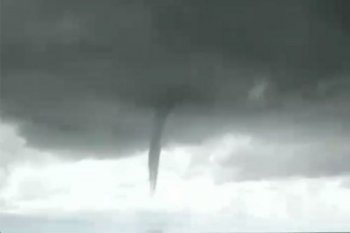 Gumpalan awan hitam pekat dan pusaran angin di pesisir pantai hebohkan warga