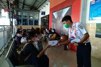 KAI Purwokerto bagikan masker kepada pelanggan jarak jauh