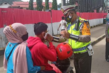 Operasi Zebra Matoa Papua berikan masker ke pengendara