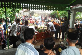 Ratusan pelayat mengiringi pemakaman Dalang Ki Seno Nugroho