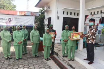Wujud kepedulian, Persit Kodim Muara Teweh turut bagikan masker