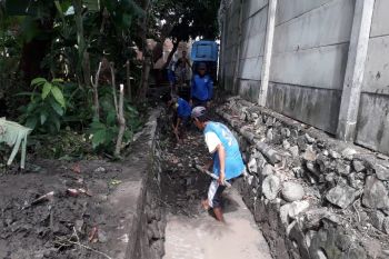PUPR Mataram menormalisasi saluran berpotensi genangan