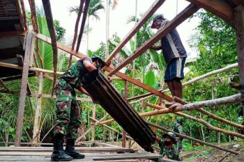 Satgas Yonif 100/PS bantu perbaiki rumah warga di perbatasan RI-PNG