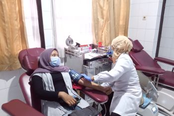 Nelayan, anak motor dan santri donor darah di Mataram