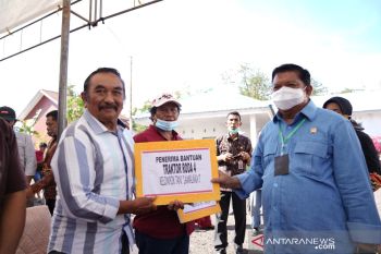 Anggota DPR RI bagikan bibit jagung dan alsintan di Bantaeng