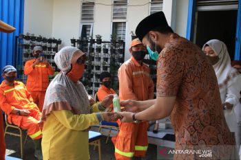 Dinas Pangan dan Pertanian bagikan susu untuk petugas kebersihan di Padang Panjang