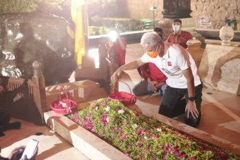 Ganjar ziarah ke  makam Bung Karno